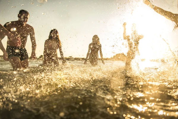 Grupo Amigos Divertindo Mar Jovens Felizes Férias Verão Praia — Fotografia de Stock