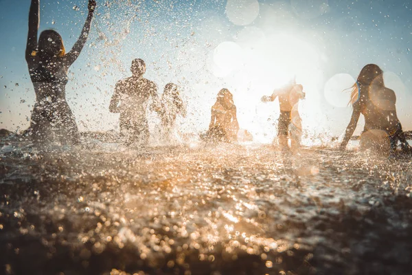 Grupo Amigos Divirtiéndose Mar Jóvenes Felices Vacaciones Verano Playa — Foto de Stock