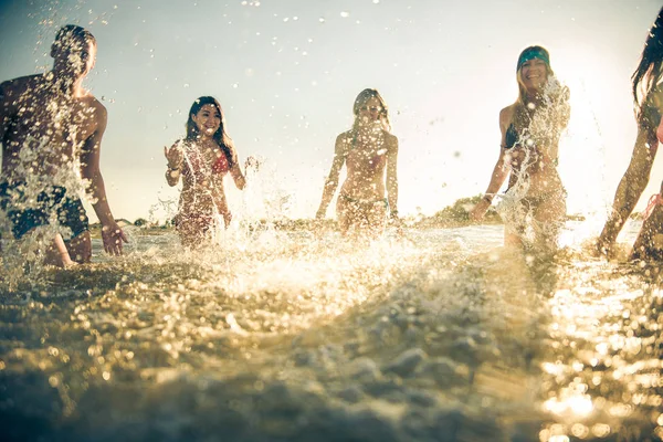 Grupo Amigos Divirtiéndose Mar Jóvenes Felices Vacaciones Verano Playa — Foto de Stock