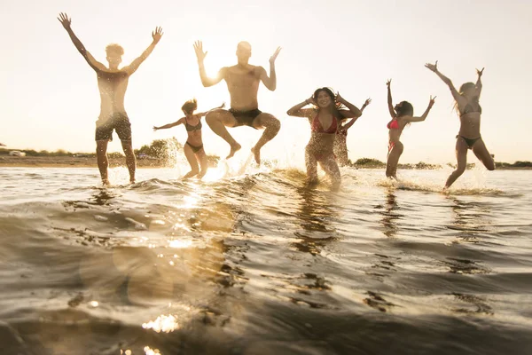 Grupo Amigos Divertindo Mar Jovens Felizes Férias Verão Praia — Fotografia de Stock