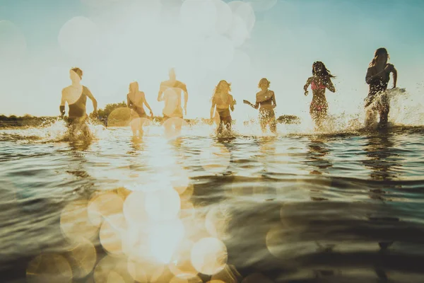 Groep Vrienden Plezier Aan Zee Gelukkige Jonge Mensen Een Zomervakantie — Stockfoto