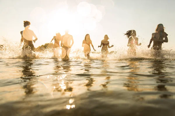 海のビーチで夏のバケーションに幸せな若い人で楽しいお友達のグループ — ストック写真
