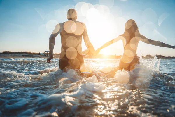 Paar Uitgevoerd Bij Zonsondergang Het Strand Gelukkige Jonge Mensen Een — Stockfoto