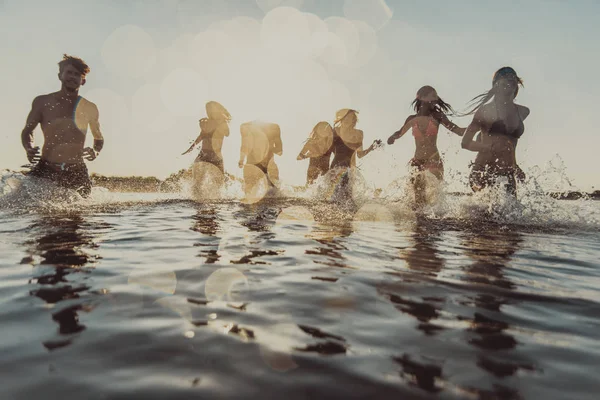Grupa Przyjaciół Zabawy Nad Morzem Szczęśliwy Młodych Ludzi Letnie Wakacje — Zdjęcie stockowe