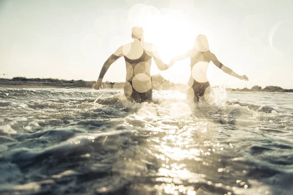 Par Kører Ved Solnedgang Stranden Glade Unge Mennesker Sommerferie Stranden - Stock-foto