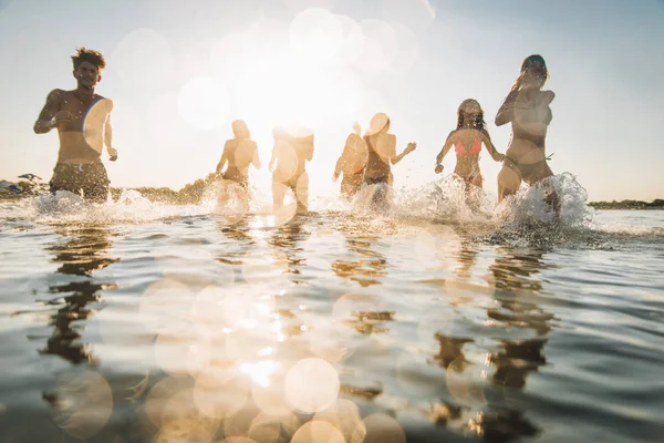 Группа Друзей Веселящихся Море Счастливые Молодые Люди Летнем Отдыхе Пляже — стоковое фото