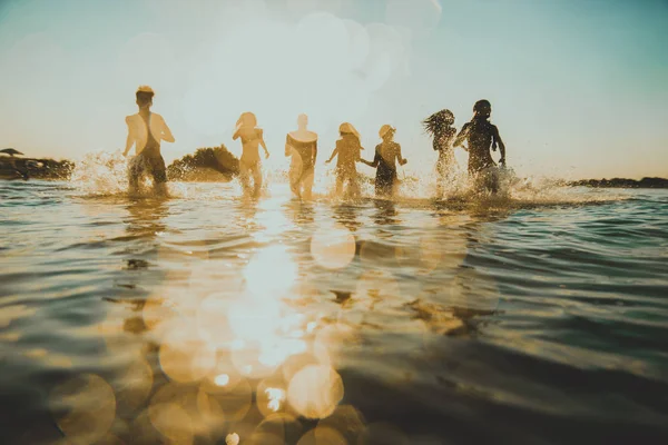 Grupo Amigos Divirtiéndose Mar Jóvenes Felices Vacaciones Verano Playa —  Fotos de Stock