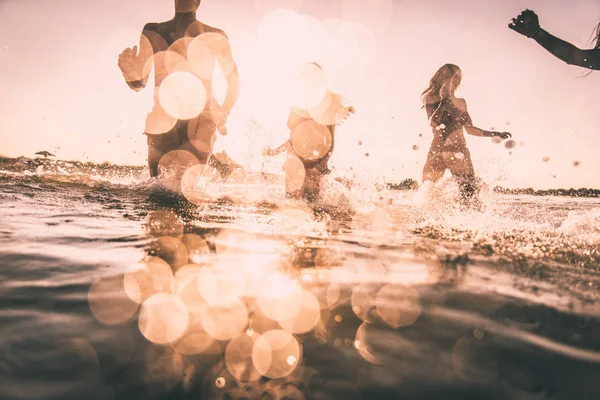 Група Друзів Розважаються Морі Щасливі Молоді Літній Відпочинок Пляжі — стокове фото