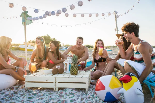 Grupa Przyjaciół Piknik Plaży Szczęśliwy Młodych Ludzi Letnie Wakacje Plaży — Zdjęcie stockowe
