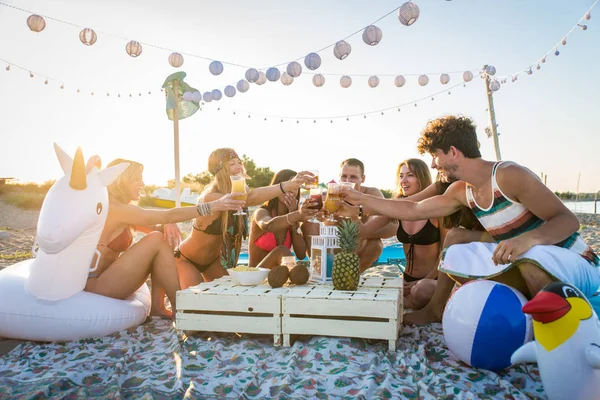 一群在海边野餐的朋友 在海边的暑假里快乐的年轻人 — 图库照片