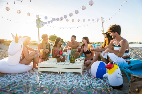 Grupo Amigos Haciendo Picnic Playa Jóvenes Felices Vacaciones Verano Playa — Foto de Stock