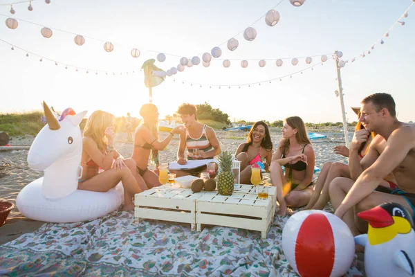 Groep Vrienden Met Een Picknick Het Strand Gelukkige Jonge Mensen — Stockfoto