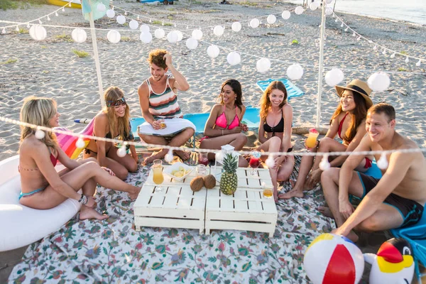 Grupo Amigos Fazendo Piquenique Praia Jovens Felizes Férias Verão Praia — Fotografia de Stock