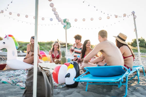 Grupo Amigos Fazendo Piquenique Praia Jovens Felizes Férias Verão Praia — Fotografia de Stock