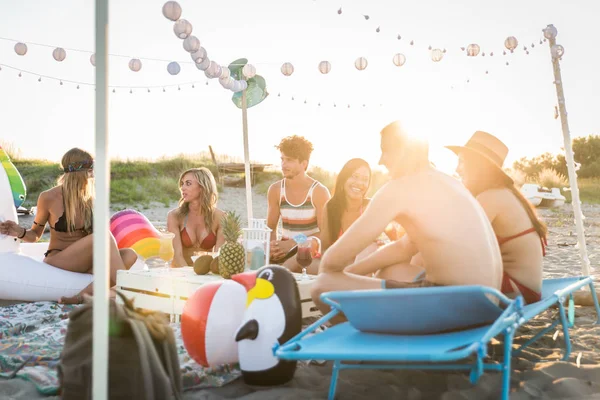 Sahilde Mutlu Gençler Yaz Tatilde Plajda Piknik Arkadaş Grubu — Stok fotoğraf