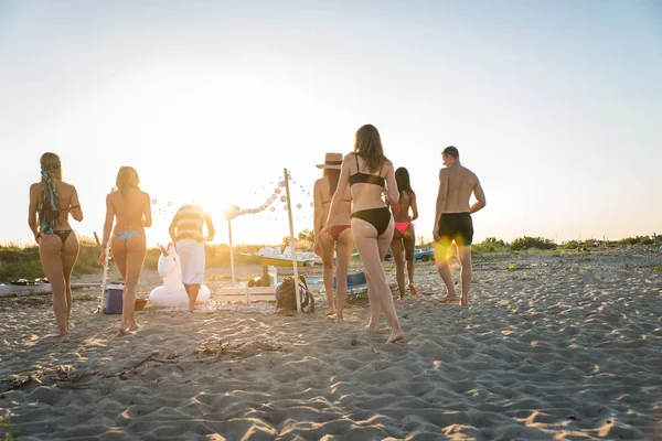 Buon Gruppo Amici Che Festeggiano Divertono Spiaggia Giovani Vacanza Estiva — Foto Stock