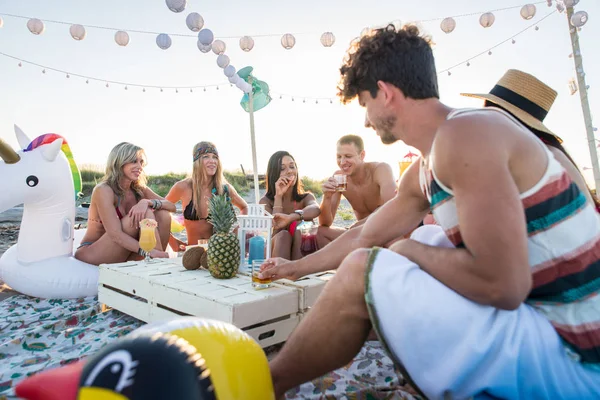 Grupo Amigos Haciendo Picnic Playa Jóvenes Felices Vacaciones Verano Playa — Foto de Stock