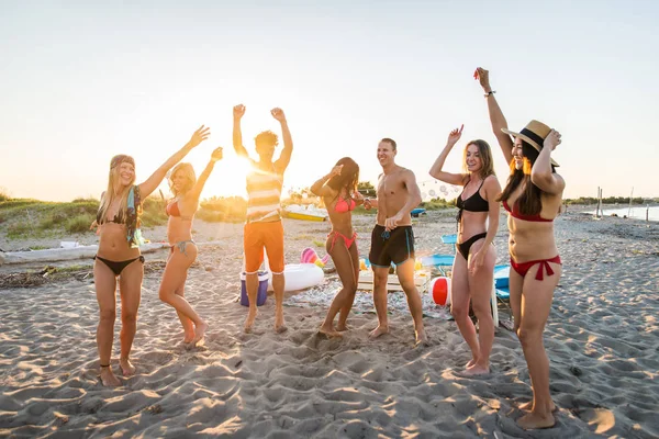 Счастливая Компания Друзей Празднует Веселится Пляже Молодые Люди Летних Каникулах — стоковое фото