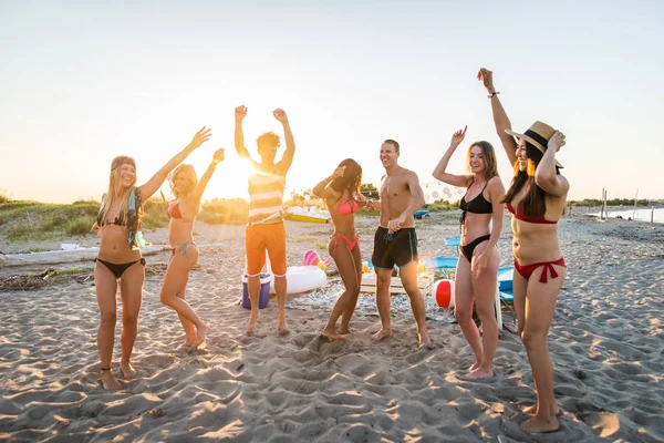 Szczęśliwy Grupa Przyjaciół Okazji Zabawy Plaży Młodych Ludzi Letnie Wakacje — Zdjęcie stockowe