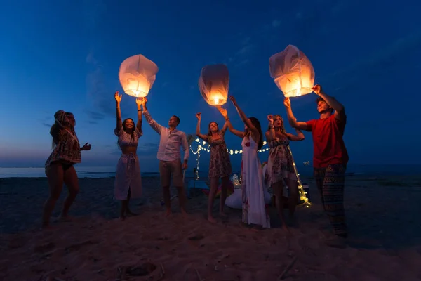 Young Millenials Holding Igniting Sky Lantern Lantern Festival Beach — Stock Photo, Image