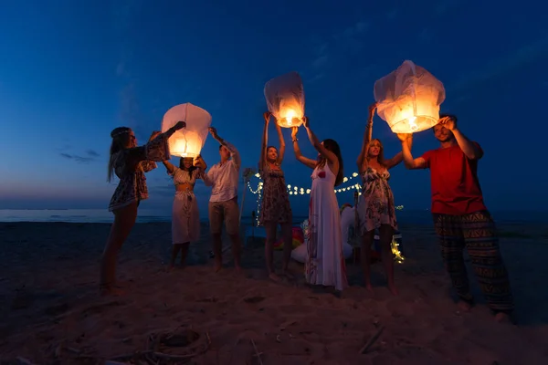 Young Millenials Holding Igniting Sky Lantern Lantern Festival Beach — Stock Photo, Image
