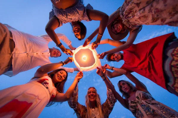 Young Millenials Holding Igniting Sky Lantern Lantern Festival Beach — Stock Photo, Image