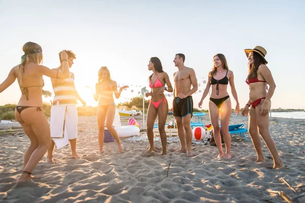 Szczęśliwy Grupa Przyjaciół Okazji Zabawy Plaży Młodych Ludzi Letnie Wakacje — Zdjęcie stockowe