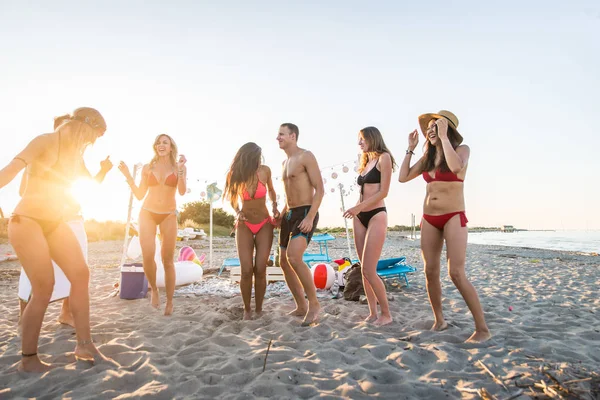 Fröhliche Gruppe Von Freunden Feiert Und Amüsiert Sich Strand Junge — Stockfoto