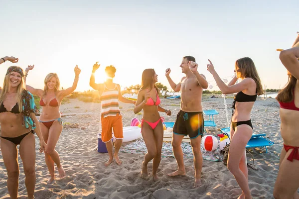 Grupo Feliz Amigos Comemorando Divertindo Praia Jovens Férias Verão — Fotografia de Stock