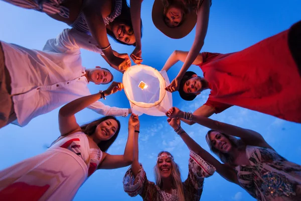 Genç Millenials Holding Gökyüzü Fener Lantern Festivali Sahilde Tutuşabilme — Stok fotoğraf