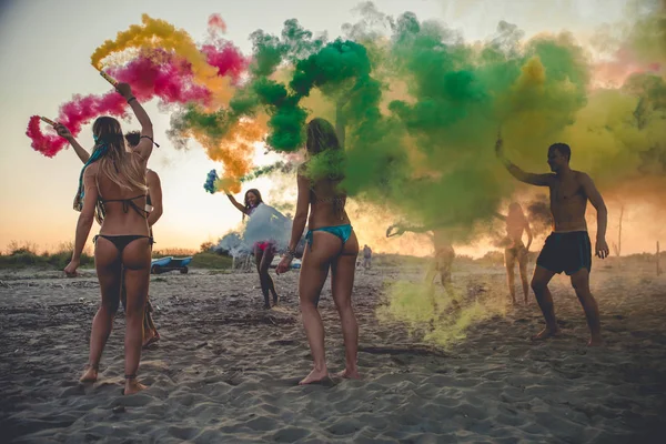 Feliz Grupo Amigos Celebrando Divirtiéndose Playa Jóvenes Vacaciones Verano — Foto de Stock