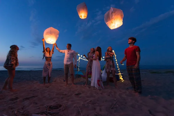 Jeune Millénaire Tenant Allumant Lanterne Ciel Fête Lanterne Sur Plage — Photo