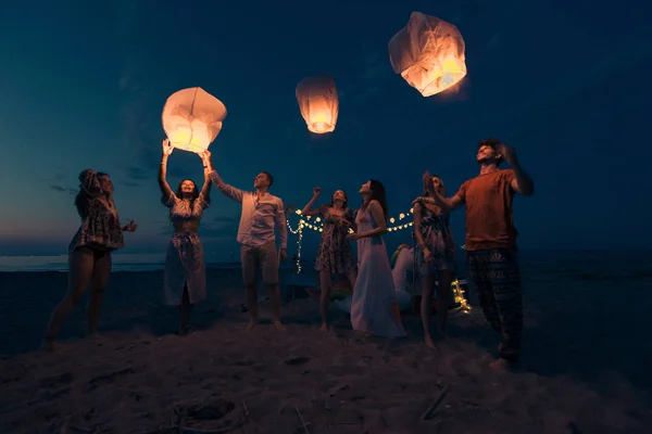 Milenials Jóvenes Sosteniendo Encendiendo Linterna Del Cielo Festival Linterna Playa — Foto de Stock