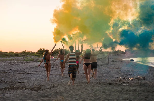 Fröhliche Gruppe Von Freunden Feiert Und Amüsiert Sich Strand Junge — Stockfoto