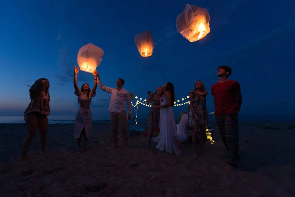 Milenials Jóvenes Sosteniendo Encendiendo Linterna Del Cielo Festival Linterna Playa — Foto de Stock