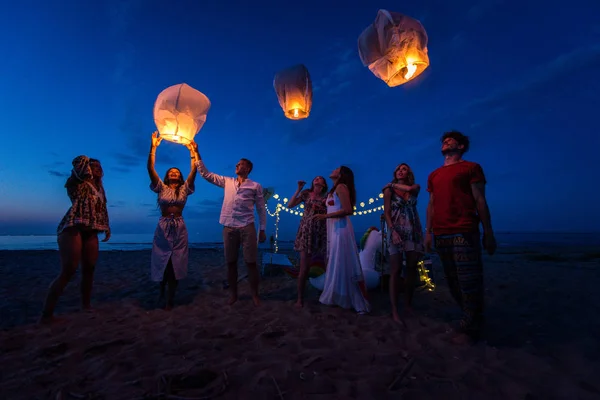 Giovani Millenial Che Tengono Accendono Lanterna Cielo Festival Delle Lanterne — Foto Stock