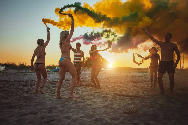 Grupo Feliz Amigos Comemorando Divertindo Praia Jovens Férias Verão — Fotografia de Stock