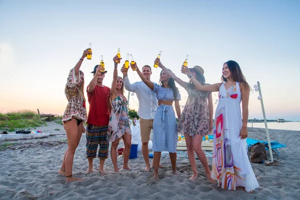 Grupo Feliz Amigos Comemorando Divertindo Praia Jovens Férias Verão — Fotografia de Stock