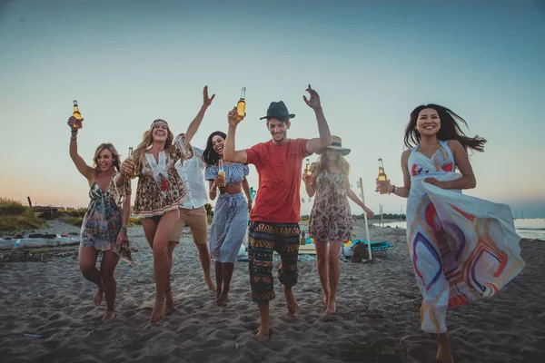 Grupo Feliz Amigos Comemorando Divertindo Praia Jovens Férias Verão — Fotografia de Stock