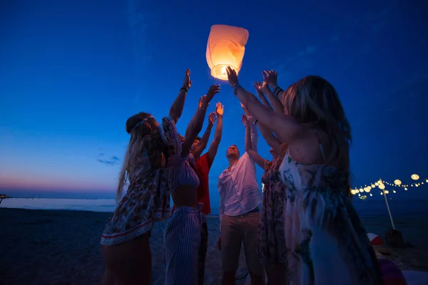 Milenials Jóvenes Sosteniendo Encendiendo Linterna Del Cielo Festival Linterna Playa — Foto de Stock