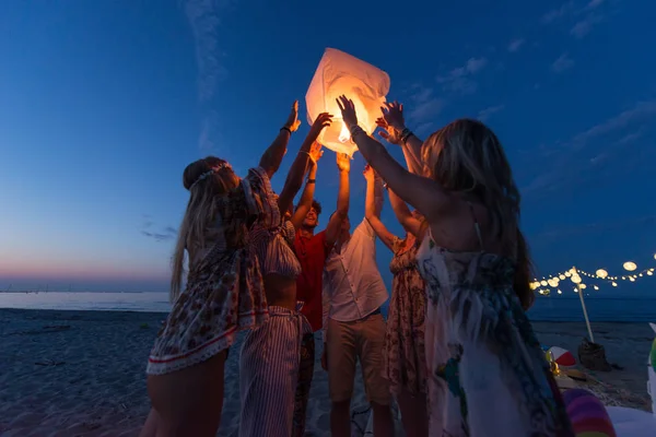 Milenials Jóvenes Sosteniendo Encendiendo Linterna Del Cielo Festival Linterna Playa —  Fotos de Stock