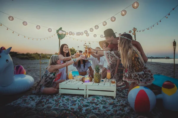 一群在海边野餐的朋友 在海边的暑假里快乐的年轻人 — 图库照片