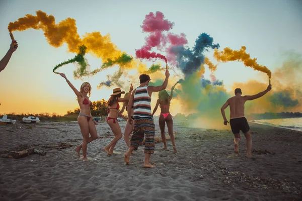 Fröhliche Gruppe Von Freunden Feiert Und Amüsiert Sich Strand Junge — Stockfoto