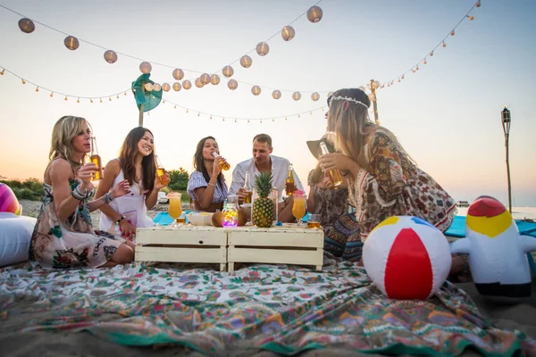 Grupo Amigos Fazendo Piquenique Praia Jovens Felizes Férias Verão Praia — Fotografia de Stock