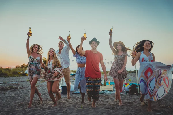 Heureux Groupe Amis Célébrant Amusant Sur Plage Les Jeunes Vacances — Photo