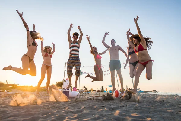 Šťastné Skupina Přátel Slavit Baví Pláži Mladí Lidé Letních Prázdninách — Stock fotografie