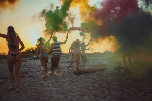 Feliz Grupo Amigos Celebrando Divirtiéndose Playa Jóvenes Vacaciones Verano — Foto de Stock