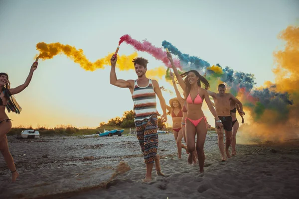 Feliz Grupo Amigos Celebrando Divirtiéndose Playa Jóvenes Vacaciones Verano — Foto de Stock