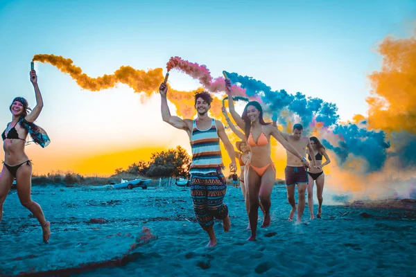 Kutluyor Sahilde Gençler Yaz Tatilde Eğlenerek Arkadaş Mutlu Grubu — Stok fotoğraf