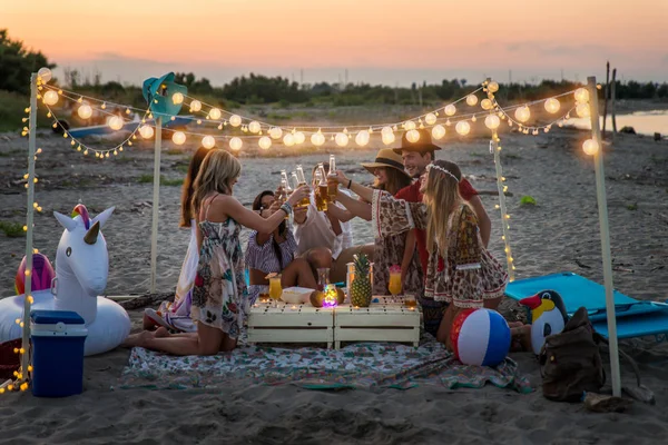 Група Друзів Які Мають Пікнік Пляжі Щасливі Молоді Люди Літній — стокове фото